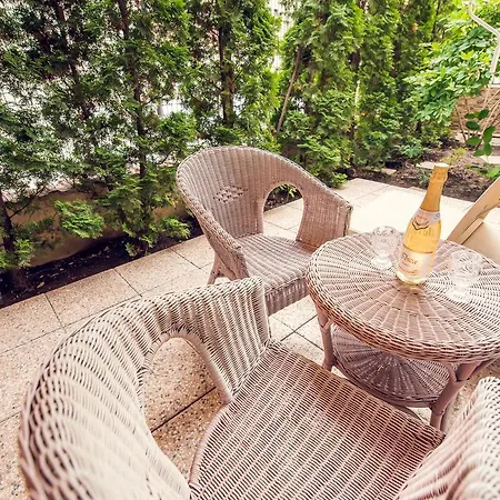 Herastrau Own Garden Apt Boekarest