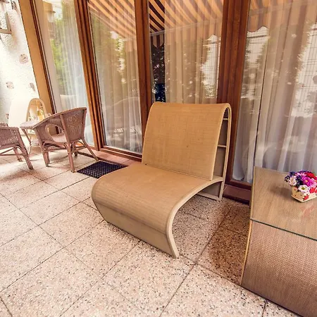 Herastrau Own Garden Apt * Boekarest